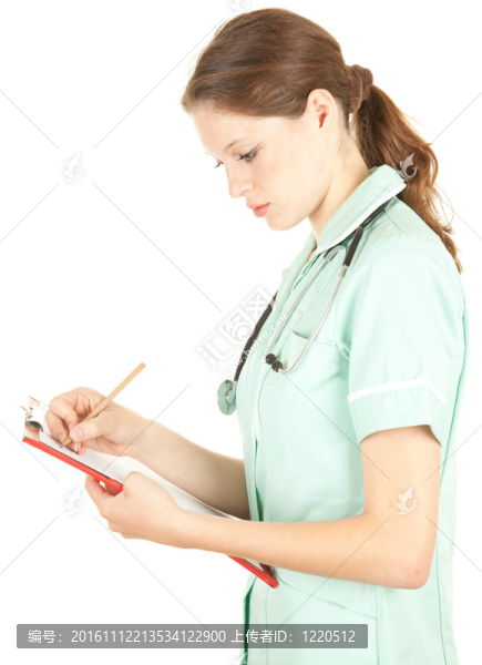 在藍制服的女醫(yī)生用聽診器寫入剪貼板；
