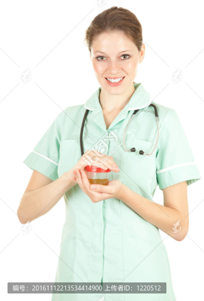 在藍(lán)色工作服和一個(gè)聽診器保持尿液分析年輕女醫(yī)生