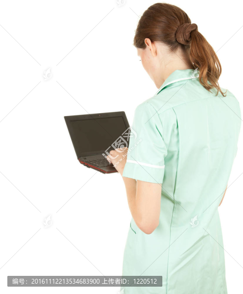 美麗的女性醫(yī)療保健醫(yī)生穿著藍(lán)色制服與電腦筆記本電腦