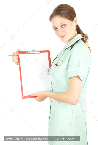 在藍(lán)制服的女醫(yī)生用聽診器拿著空白的剪貼板；