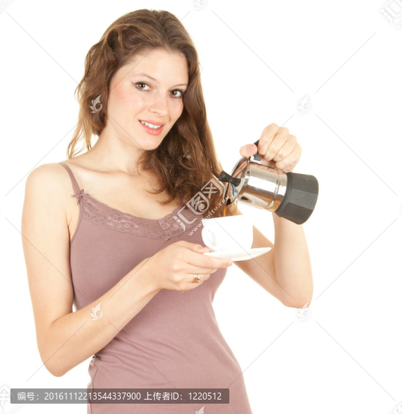 準(zhǔn)備早晨咖啡和放松的年輕女人