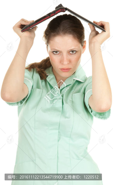 美麗的女性醫(yī)療保健醫(yī)生穿著藍(lán)色制服與電腦筆記本電腦