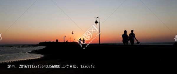 沿著海岸走