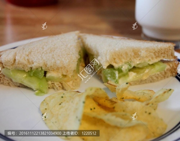 黃瓜和芹菜三明治-匯圖網(wǎng) www.fosd68.com 黃瓜和芹菜三明治