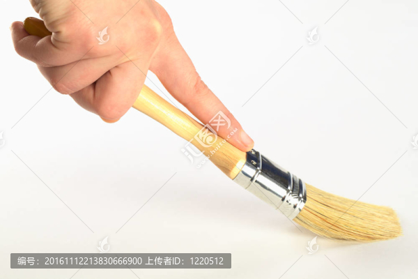 女性手畫與刷在白色表面（選擇性重點(diǎn)；重點(diǎn)在前面的刷子）