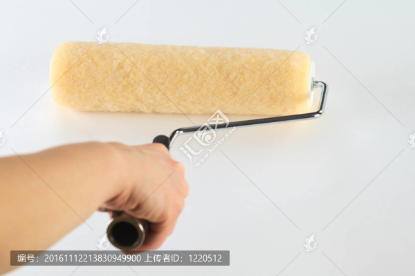 女性手畫與輥白色表面（選擇性聚焦；重點(diǎn)在前面的輥）