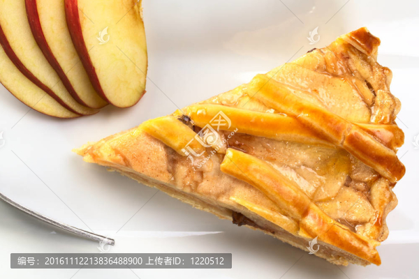 一片美味蘋果餡餅，上面有蘋果片和叉子（選擇性聚焦，聚焦在蘋果餡餅上面）