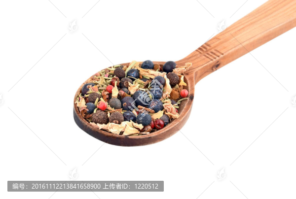 木制勺子的香料混合物；白色背景上的隔離