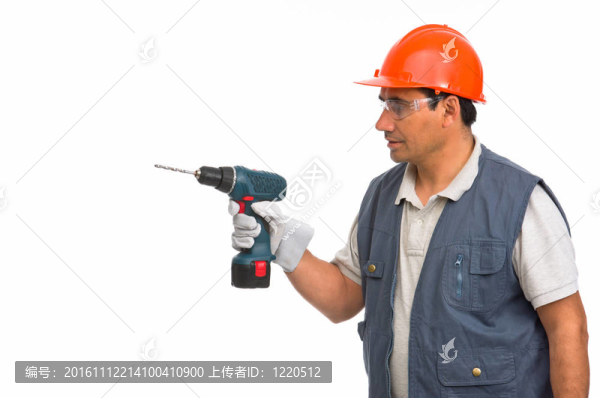 使用無線電鉆的工人