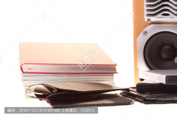 眼鏡電子書閱讀器成堆；孤立的白色