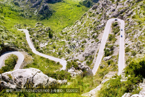 蜿蜒的道路在山附近的馬洛卡sacalobra