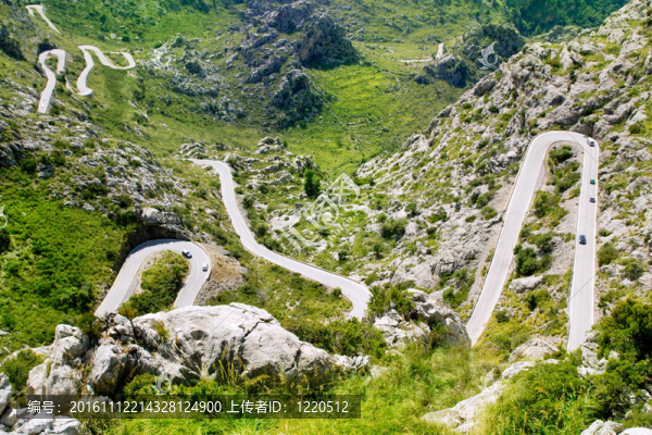 蜿蜒的道路在山附近的馬洛卡sacalobra