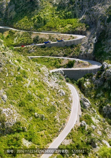 蜿蜒的道路在山附近的馬洛卡sacalobra