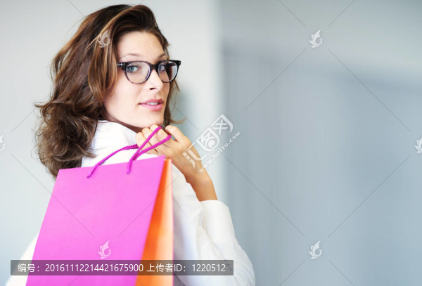 婦女拿著購物袋
