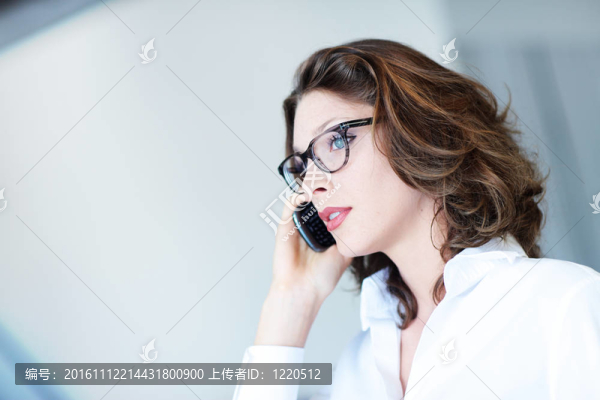 手機上的魅力女人