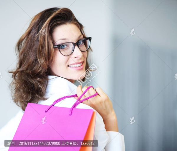 微笑的女人拿著購物袋