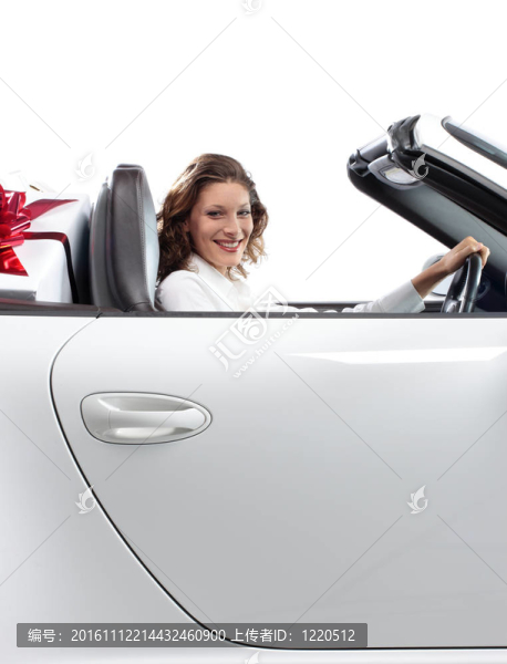 年輕女性；購(gòu)物；敞篷車；禮品盒