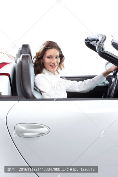 微笑的女人駕駛敞篷車
