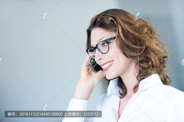 手機(jī)上的魅力女人