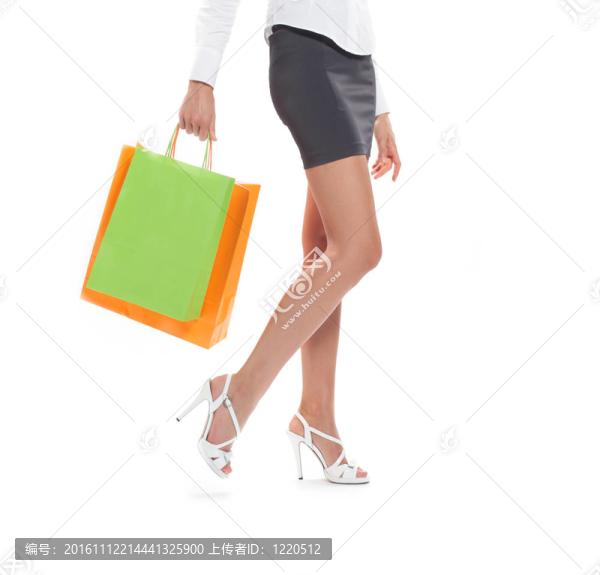 女性購物袋的性感腿；白色背景