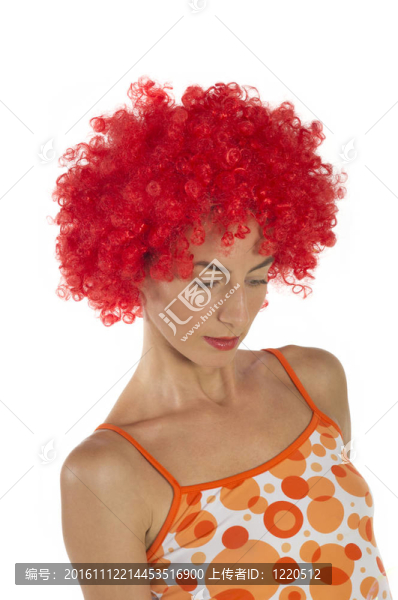 美麗的女人在一個橙色的假發(fā)