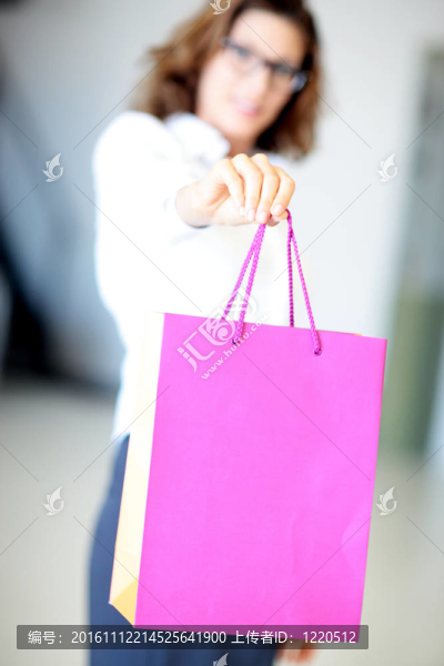 婦女拿著購物袋
