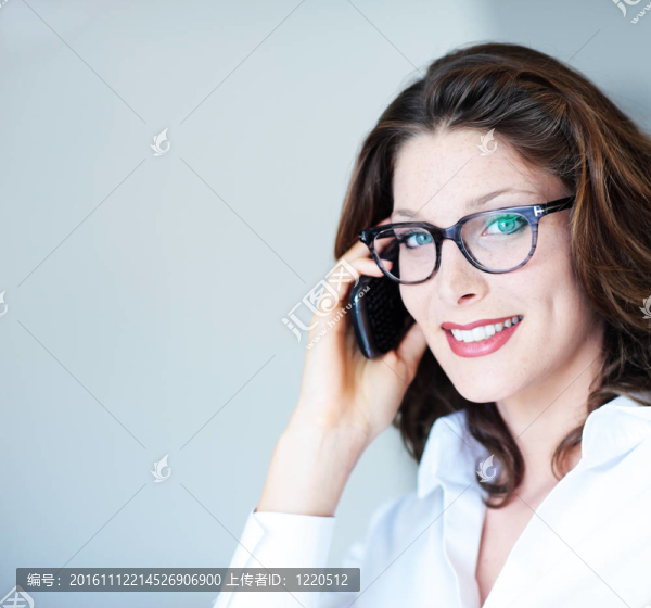 手機上的魅力女人