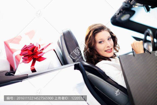 年輕女性；購物；敞篷車；禮品盒