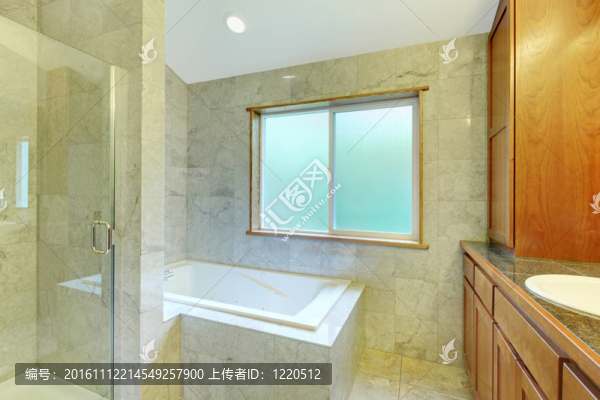 新的現(xiàn)代化浴室標題；浴缸和內閣。