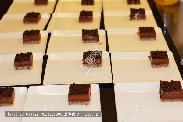 一個巧克力蛋糕路易斯十五的甜點盤的制備