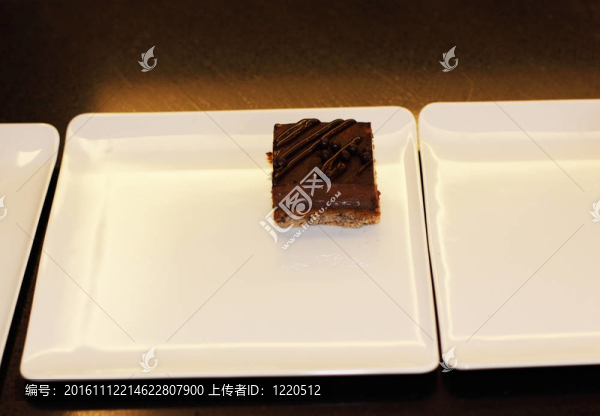 一個(gè)巧克力蛋糕路易斯十五的甜點(diǎn)盤的制備