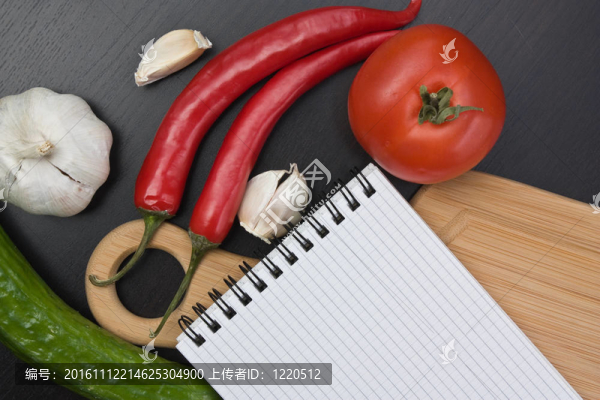 烹飪食譜和蔬菜的筆記本