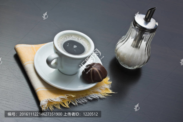 一杯咖啡和巧克力糖