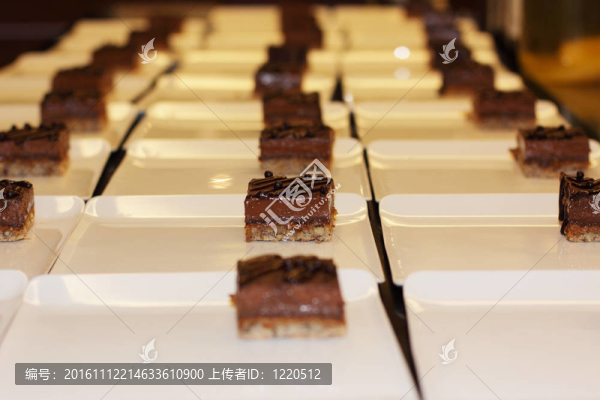 一個巧克力蛋糕路易斯十五的甜點盤的制備