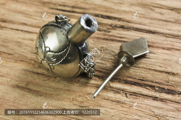 對(duì)于舊金屬小瓶藥水