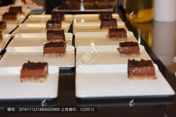 一個巧克力蛋糕路易斯十五的甜點盤的制備