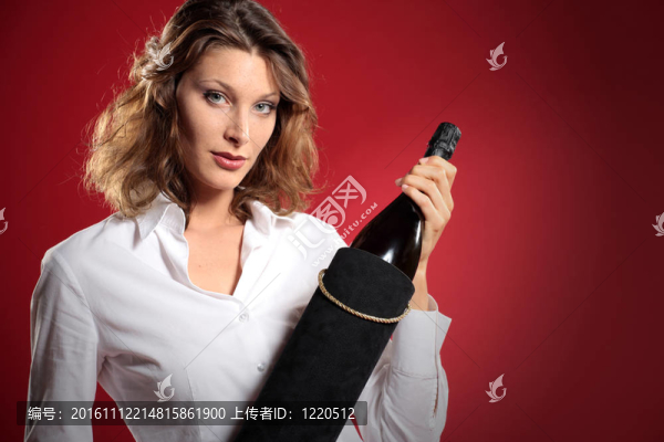 年輕迷人的女人與一瓶汽酒；禮品盒