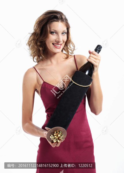 年輕迷人的女人與一瓶汽酒；禮品盒
