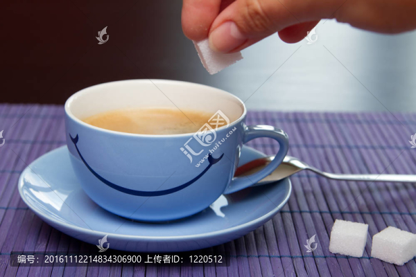 在紫色的桌子上的一杯咖啡