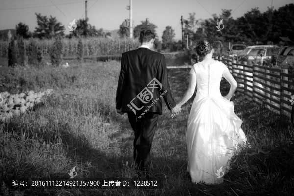 新婚夫婦走