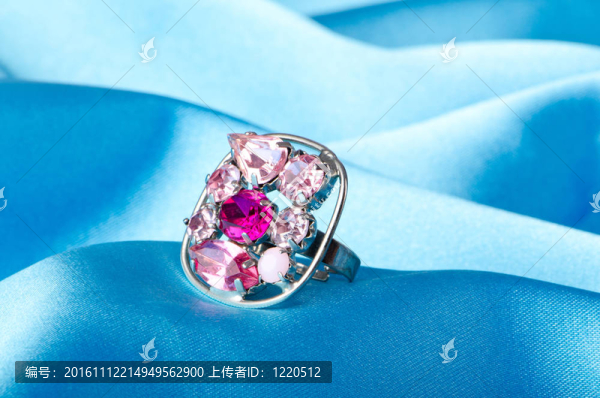 背景上的戒指時(shí)尚概念