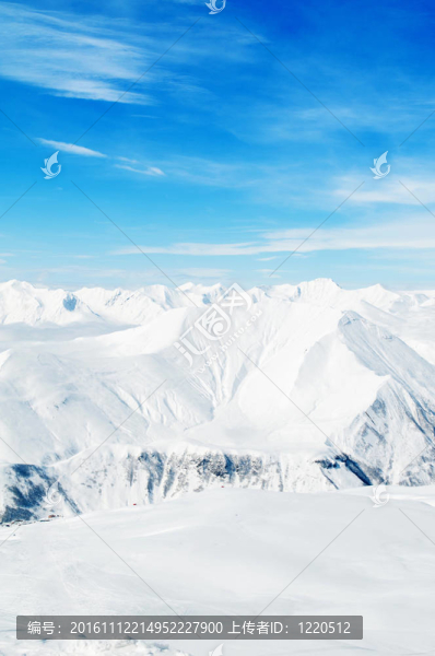在冬天的雪下的高山