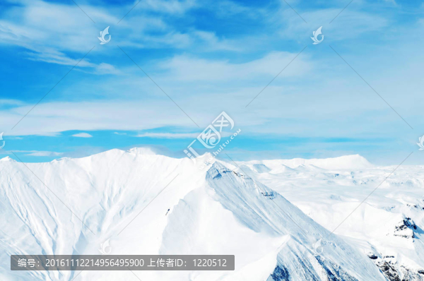 在冬天的雪下的高山