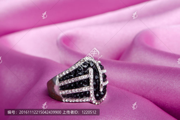 背景上的戒指時尚概念