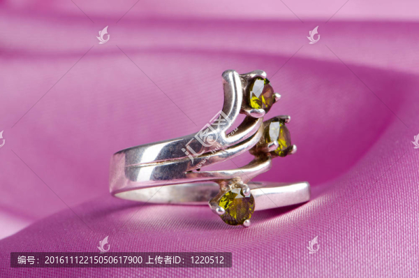 背景上的戒指時(shí)尚概念