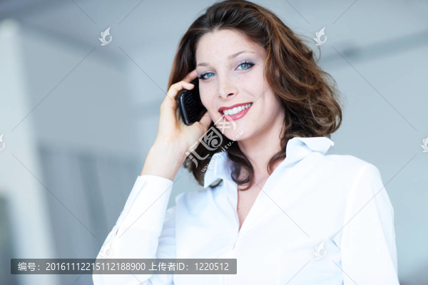 手機上的魅力女人