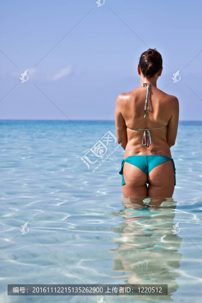 一個看著大海的女人