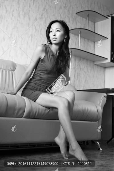 悲傷的亞洲女人在沙發(fā)上