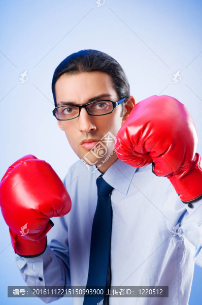 帶拳擊手套的商人