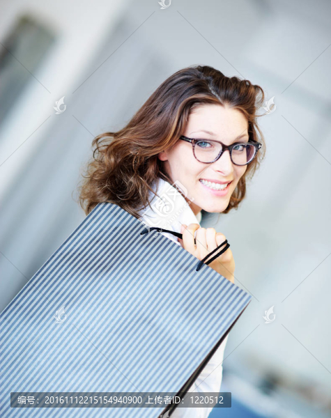 微笑的女人拿著購物袋